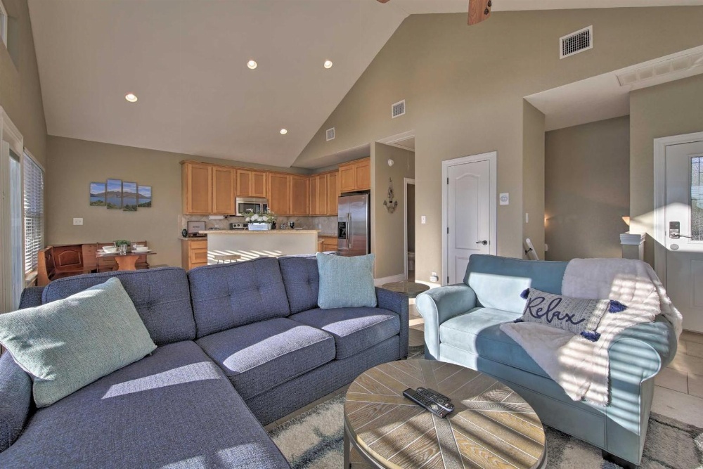 House with Outdoor Oasis Less Than 3 Miles from Canyon Lake!